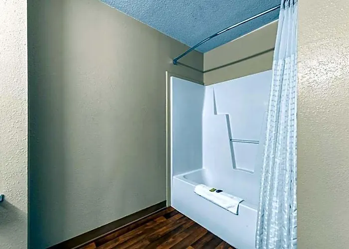 Suburban Near Hanes Mall 4*